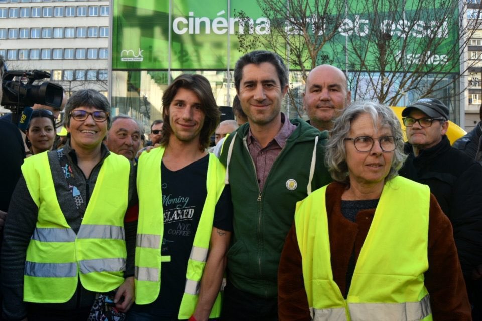 Francois_Ruffin's tweet photo. 17 novembre 2018, nous y étions : à 6h du matin sur le rond-point d'Amiens Nord. Le jour où les plus invisibles se sont rendus visibles, les plus silencieux ont pris la parole, les plus résignés ont retrouvé une espérance.

Joyeux anniversaire aux Gilets jaunes. Leur histoire, celle du peuple, n’est pas finie.