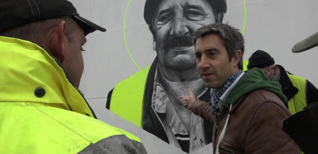 Francois_Ruffin's tweet photo. 17 novembre 2018, nous y étions : à 6h du matin sur le rond-point d'Amiens Nord. Le jour où les plus invisibles se sont rendus visibles, les plus silencieux ont pris la parole, les plus résignés ont retrouvé une espérance.

Joyeux anniversaire aux Gilets jaunes. Leur histoire, celle du peuple, n’est pas finie.