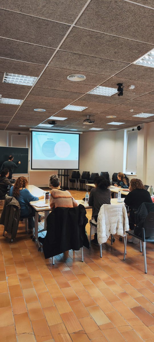 Curs de gestió de xarxes amb l’<a href="/aleixlagares/">Aleix Lagares Tané</a> a la FES! 

Gràcies <a href="/ayonowdotcom/">Ayonow Digital Agency</a> <a href="/Olotuit/">Ajuntament d'Olot</a> <a href="/DiputacioGirona/">Diputació de Girona</a>