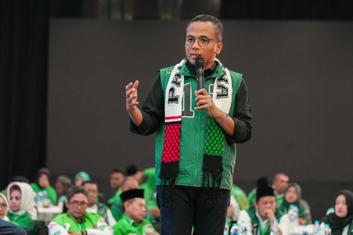 Ketua Umum dan Sekjen PPP memakai syal Palestina sebagai bentuk dukungan PPP terhadap kemerdekaan Palestina 

PPP juga instruksikan seluruh kader selindo untuk tidak membeli produk Israel sejalan dengan fatwa MUI.

#PPPBOIKOTPRODUKISRAEL