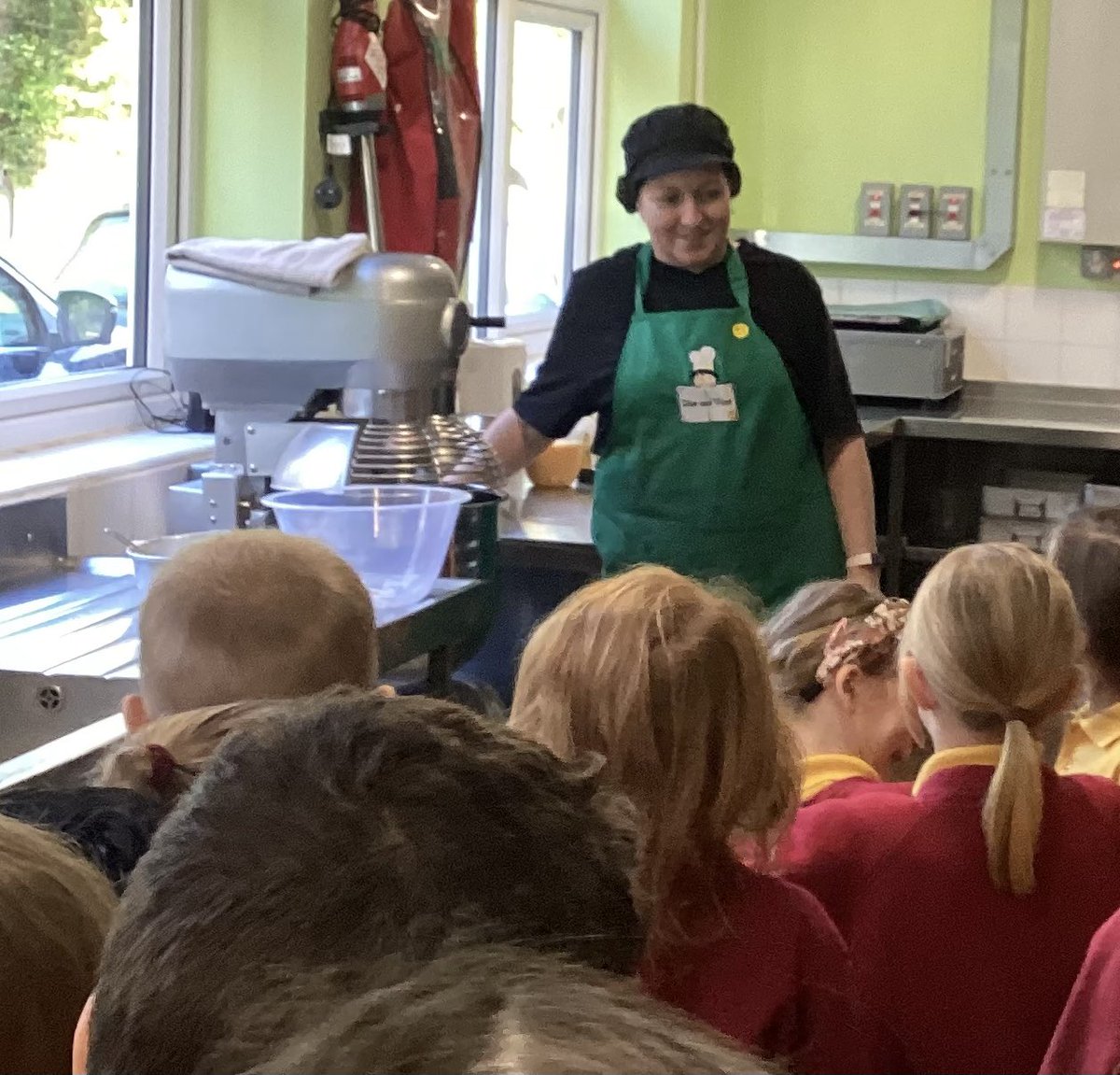 StJamesYear2's tweet photo. We’ve been busy making cakes this morning to serve to our school and local community this afternoon. @StJamesChorley #LoveYourNeighbour #ServiceTeamDay . A huge thank you to Tracey, Clare and Chloe in our Dine and Shine kitchen! https://t.co/a1iLtk03sN