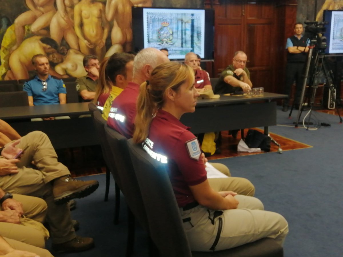 AFMACANCanarias's tweet photo. Presentación del sello de @Correos conmemorativo de los 145 años de historia y creación de los Cuerpos de #AgentesMedioambientales, en el Salón Noble del @CabildoTenerife, con la Presidenta @rdavmam y @MedioNaturalTF.

👮🏼‍♀️👮🏻‍♂️💚💚

#AGENTESMEDIOAMBIENTE
#PrimeraPolicíaMedioambiental https://t.co/nnuIVzpkcN