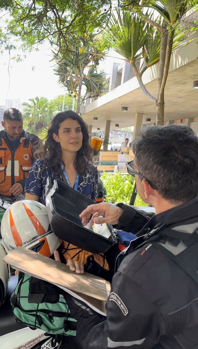 Listening to the #nursing team that provides first aid by motorcycle in Rio de Janeiro. Another example of nursing practice providing access to #emergencycare in a timely manner in a city with busy roads.