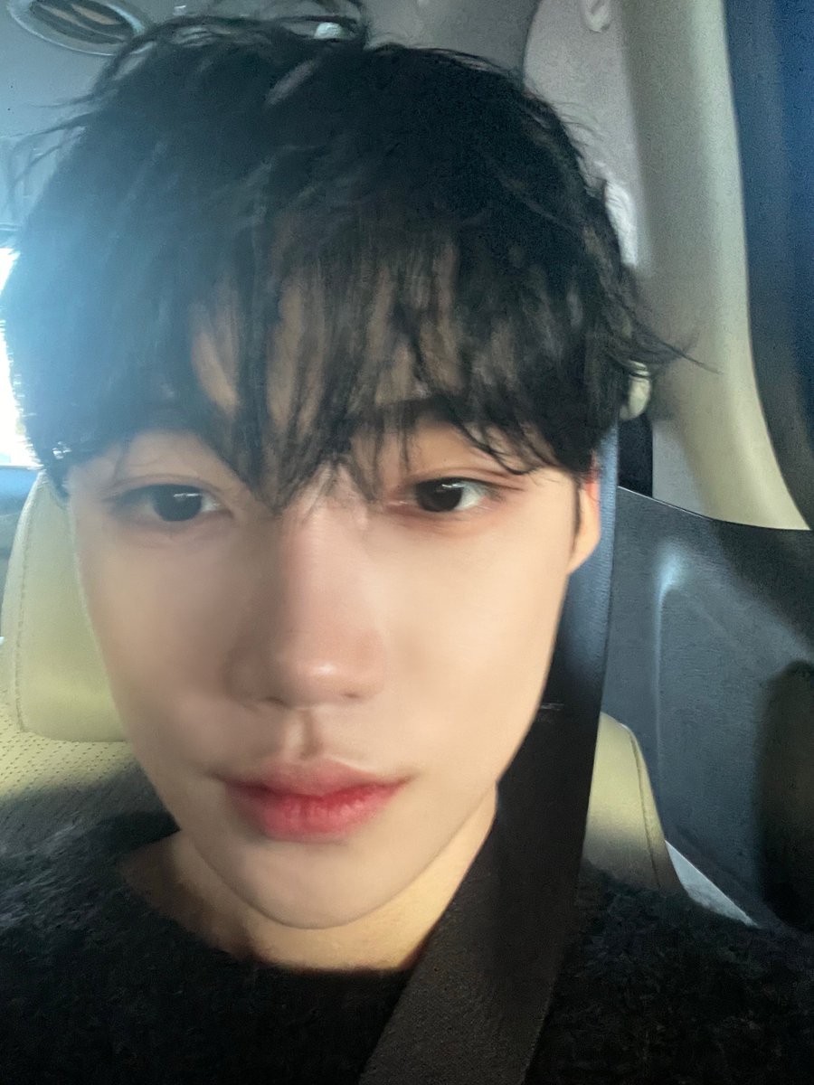 흔들린 게 꽤 바부같고 좋네요.