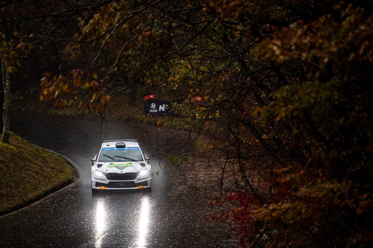 1️⃣-2️⃣ in WRC2 and 4th overall after Friday 🌂 of #RallyJapan 🇯🇵 #ToksportWRT #SkodaFabiaRSRally2 #SkodaMotorsport #EvolutionOfSuccess #WRC #Molinol