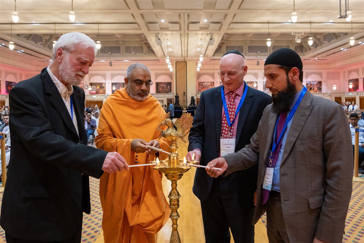 NeasdenTemple's tweet image. As we celebrate National #InterFaithWeek, we are reminded of His Holiness #MahantSwami Maharaj’s message on the importance of ‘expanding the circle of unity’ across faiths and communities for a more harmonious society. 

Together we can build bridges, we can foster understanding,…
