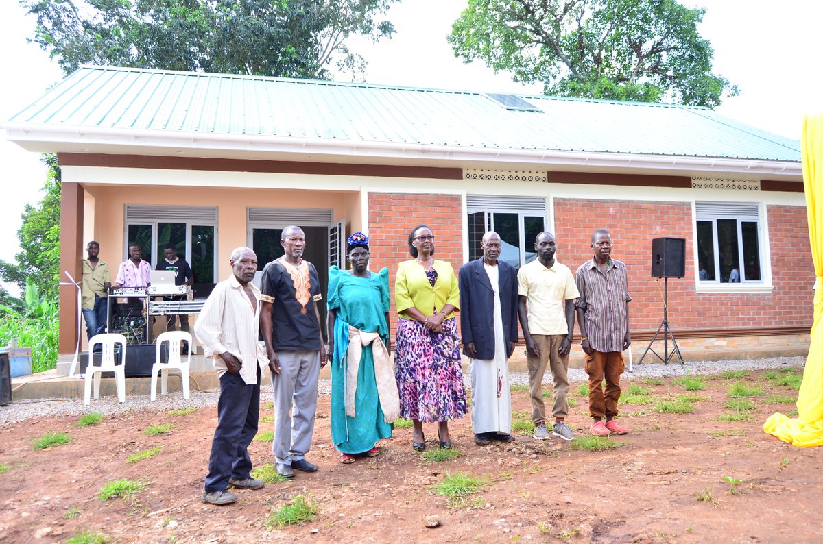 Yesterday,I commissioned a residential house belonging to Civilian Veteran Samuel Ssenjemba in Mukono District.The house was constructed and funded by the @OPMUganda through the Ministry of @Luwero_Rwenzori in recognition of his contribution towards the NRA Liberation struggle.
