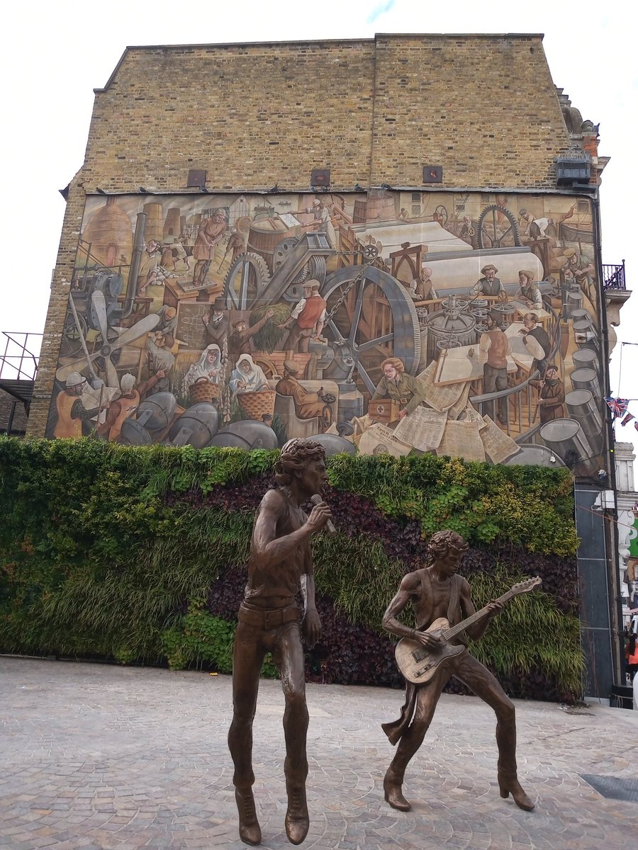 BettyUtility's tweet photo. Mick 'n' Keef figures in Kent's glittering Dartford recently. Not particularly good but Instaglug cropped them just to make things even worse ffs. #instacrap https://t.co/4JD094iA4I