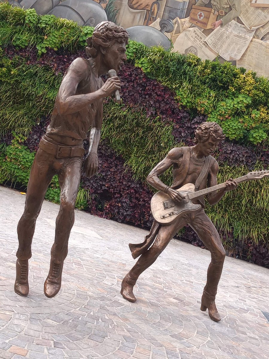 BettyUtility's tweet photo. Mick 'n' Keef figures in Kent's glittering Dartford recently. Not particularly good but Instaglug cropped them just to make things even worse ffs. #instacrap https://t.co/4JD094iA4I