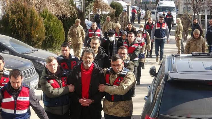 pervinaksoysero's tweet photo. Utanmasanız bizi suçlu çıkaracaksınız, niye lanet yer İsias'ta konakladınız diye. Yeter, zaten 6 Şubat'ta öldük, yaşamıyoruz, sadece nefes alıyoruz, o da canlarımıza olan adalet borcumuz için. Kıyamet kopacak, bu adalet sağlanacak #isiasortakdavamız https://t.co/pA6YdUxNXU