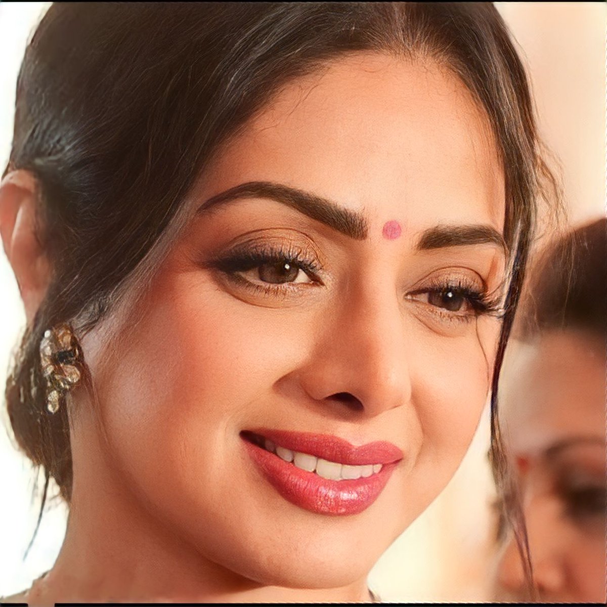 ProudSridevians's tweet photo. #Sridevi was the rare superstar who hated publicity of any kind and agreed to very few interviews. But this reserve melted away when she was ‘acting’.
#SrideviLivesForever #SrideviKapoor #FirstFemaleSuperstar #SrideviSena #ProudSridevians #RipSridevi #Sreedevi #StyleDiva https://t.co/KDZoqciJ1a