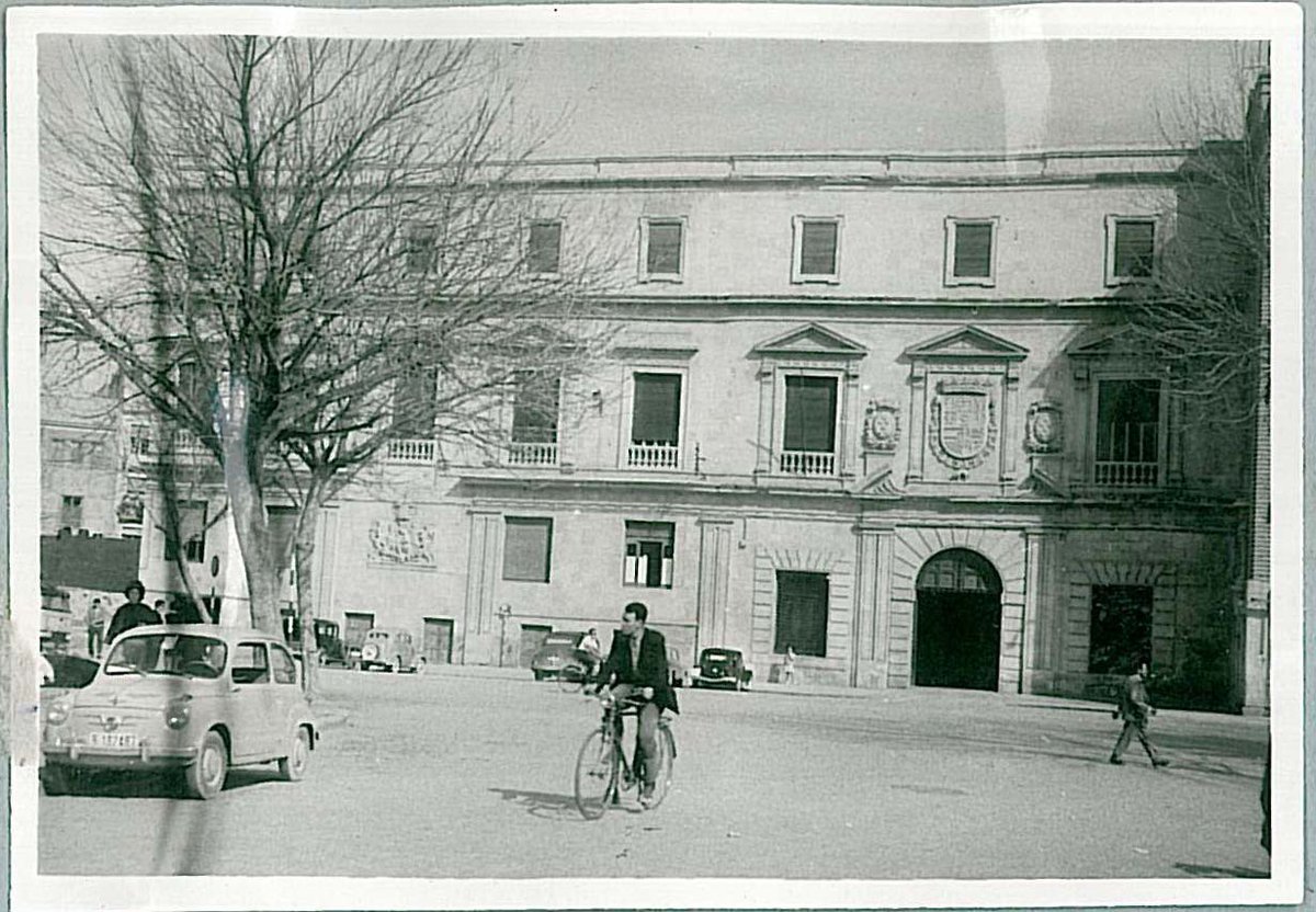 ArchivodeMurcia's tweet photo. A raíz de la publicación de las fotos de Crespo, queremos inaugurar una sección (y así seguir aprendiendo de vosotr@s): #ElCatálogoDeCrespo.
Y empezamos con nuestra sede: qué es, para qué se utilizó y cual es su uso actual.
#AMMU @Patrimonio_MU  @museociudadMUR https://t.co/gsYGPn0tgw