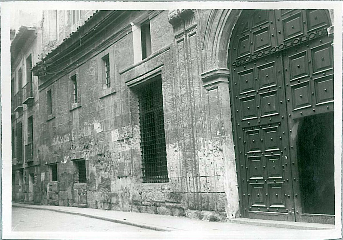 ArchivodeMurcia's tweet photo. A raíz de la publicación de las fotos de Crespo, queremos inaugurar una sección (y así seguir aprendiendo de vosotr@s): #ElCatálogoDeCrespo.
Y empezamos con nuestra sede: qué es, para qué se utilizó y cual es su uso actual.
#AMMU @Patrimonio_MU  @museociudadMUR https://t.co/gsYGPn0tgw