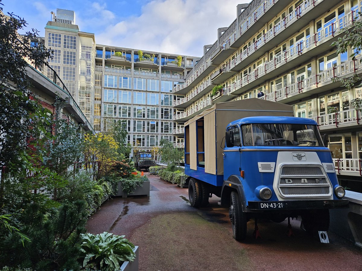 d_akkers's tweet photo. Op #smc23 #dakentour vandaag naar 2 nieuwe grote #groenedaken. Op de voormalige vrachtwagenoprit van 't #Groothandelsgebouw en 't dak op @deDoelen (met 'n giga waterbergingscapaciteit 💧). #Stadsmakerscongres 2023. https://t.co/Efgik9Tsis