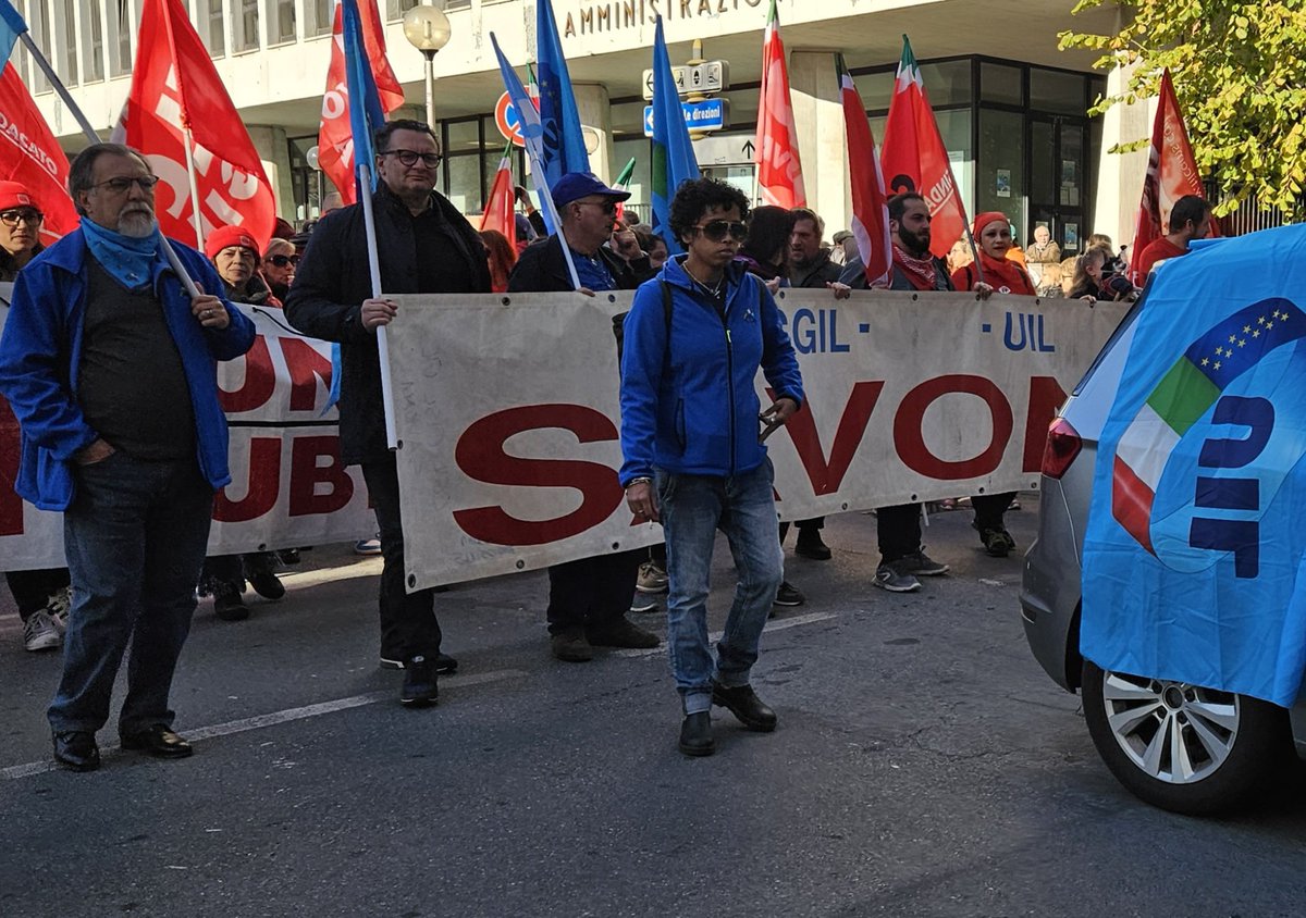 PierBossi1971's tweet photo. Lavoratori portuali di Savona in piazza finalmente a scioperare!!!! https://t.co/P2Hp8ACgtL