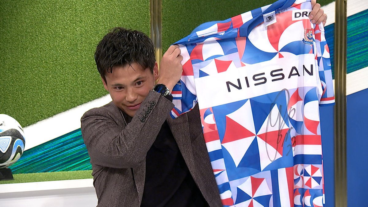 tvk_fmarinos's tweet photo. どの角度から見てもカッコいいし拝むだけで
幸せな気持ちになるのは私だけでしょうか😂
宮市選手ありがとうございました！

👘SPプレゼントの応募方法👘
宮市選手のサイン入りトリパラユニを５名様にプレゼントします✨
◆応募条件
①@tvk_fmarinos フォロー
②この投稿をRT&amp;いいね

#キクマリ https://t.co/tuu7cjaPR5