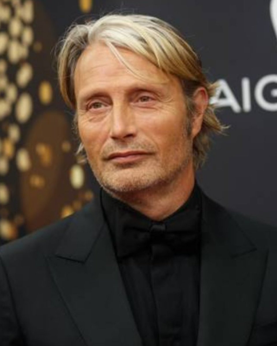 waru1322's tweet photo. Bambi Awards 2023 Mads Mikkelsen at the Bambi Awards 2023 in Studio 9 of the Bavaria Filmstadt on 16 11 2023 in Munich Copyright: xEventpressxKochanx https://t.co/UlokxxsP6q