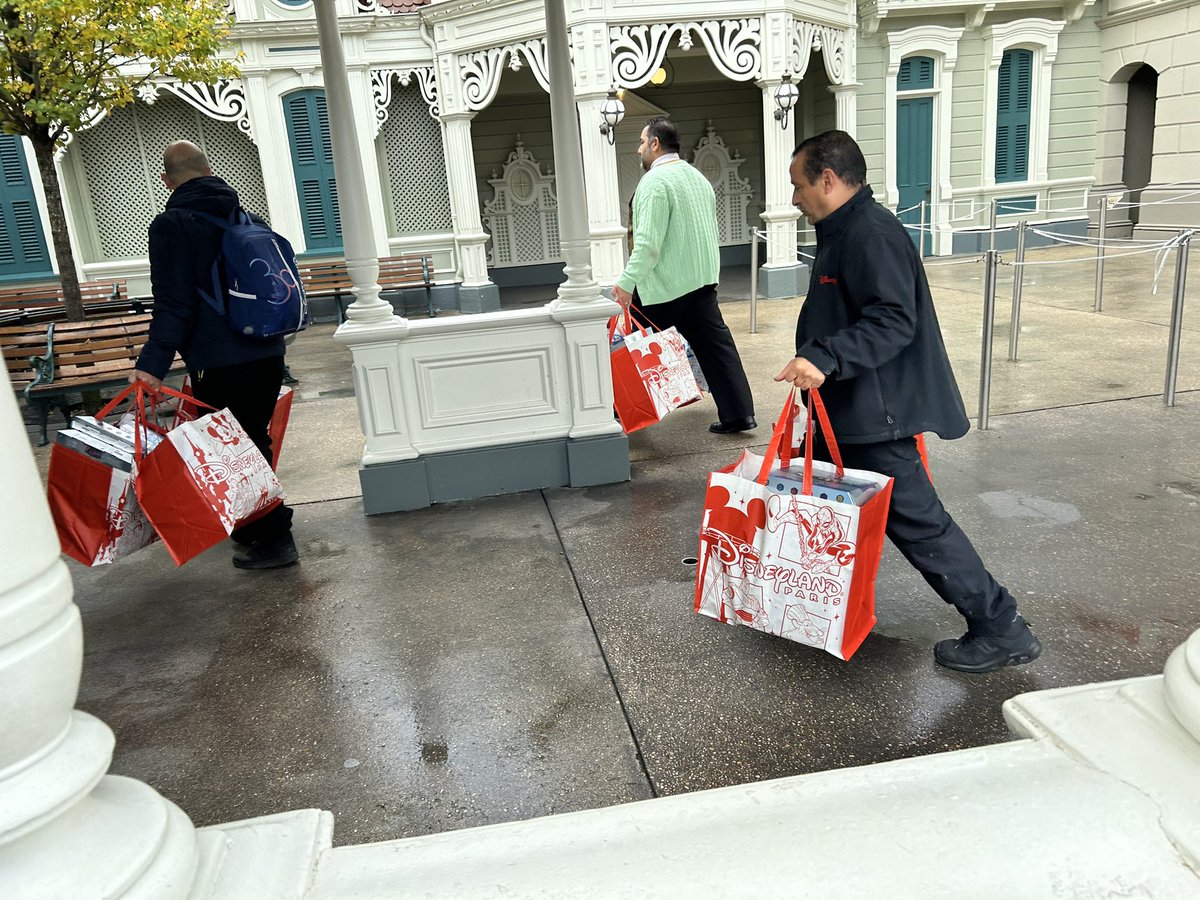 maalropal's tweet photo. @LorcadiaTCG At Disneyland Paris, the scalpers sold out the Lorcana Disney 100 boxes in less than 30 minutes… 😐🤬 https://t.co/U4zIFN7IJX