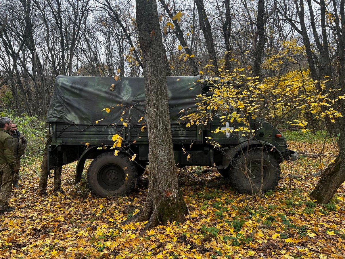 Унимог «Эрвин» в составе артбатареи 95-ой бригады успешно работает на фронте. На фото на заднем плане видно гармату, которая смажiть оккупантов. «Арт батарея дуже довольна даним автомобілем» и передает вам всем огромное спасибо, братцы.
Продолжаем

Монобанка. Посилання на банку:
