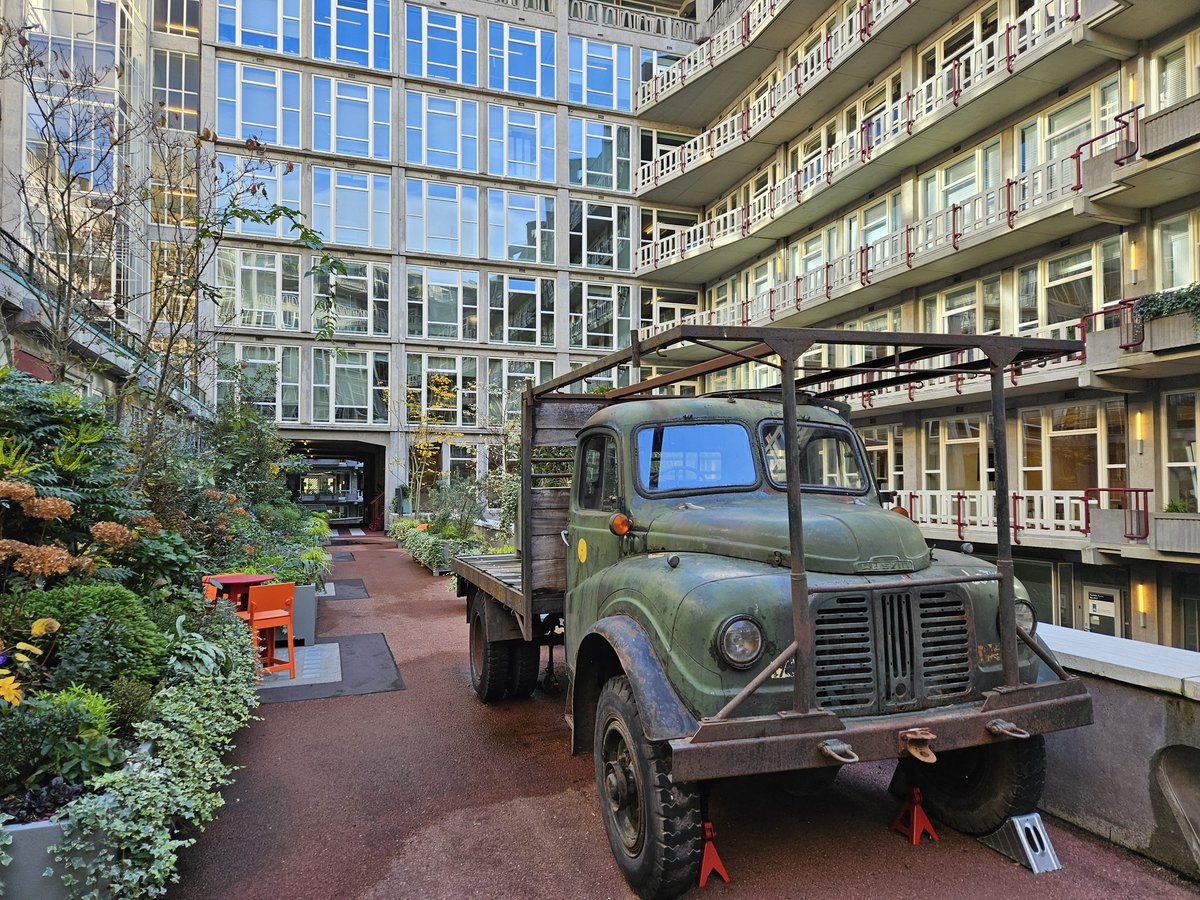 milieucentrum's tweet photo. Op #smc23 #dakentour vandaag naar twee nieuwe grote Rotterdamse #groenedaken. Op de voormalige vrachtwagenoprit van 't #Groothandelsgebouw en 't dak op @deDoelen (met 'n giga waterbergingscapaciteit 💧). #Stadsmakerscongres 2023. https://t.co/YdN0uHAcMU