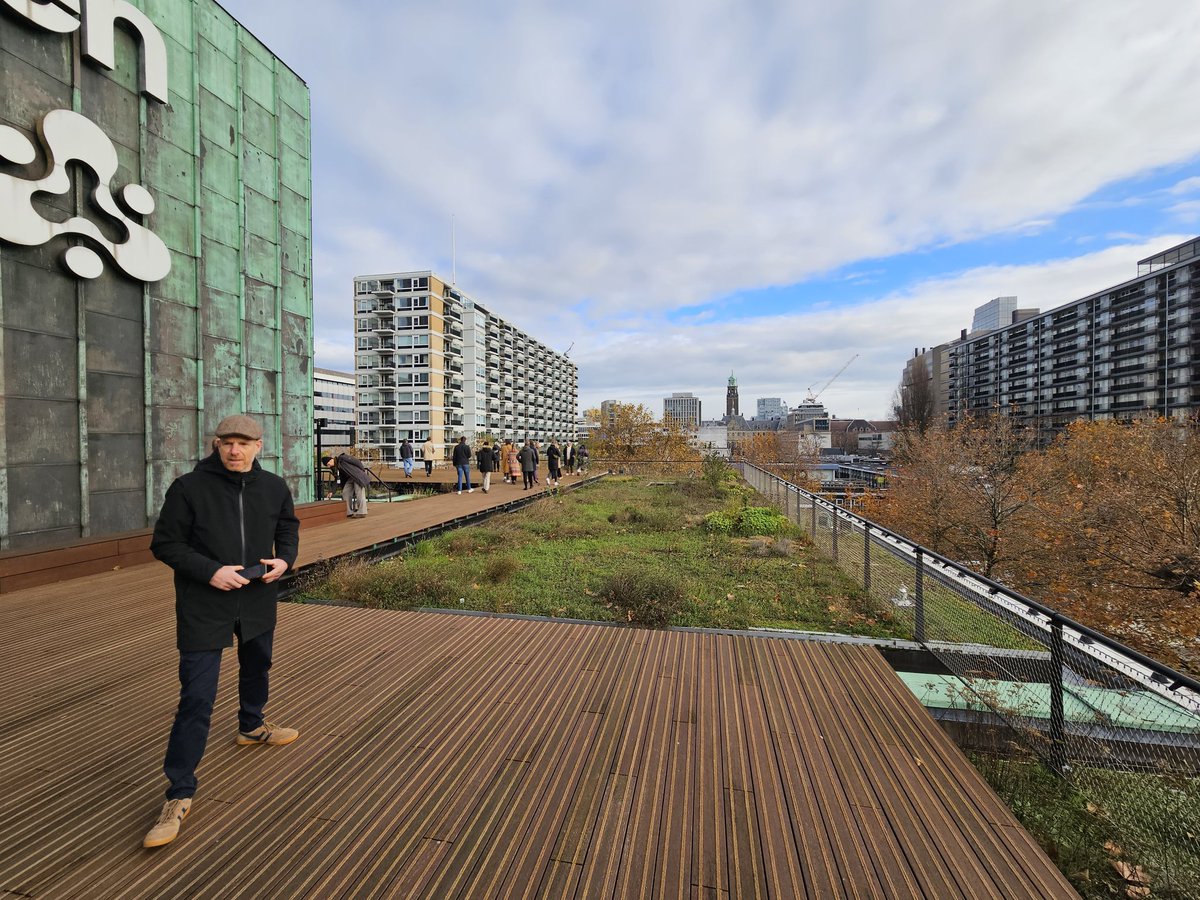milieucentrum's tweet photo. Op #smc23 #dakentour vandaag naar twee nieuwe grote Rotterdamse #groenedaken. Op de voormalige vrachtwagenoprit van 't #Groothandelsgebouw en 't dak op @deDoelen (met 'n giga waterbergingscapaciteit 💧). #Stadsmakerscongres 2023. https://t.co/YdN0uHAcMU
