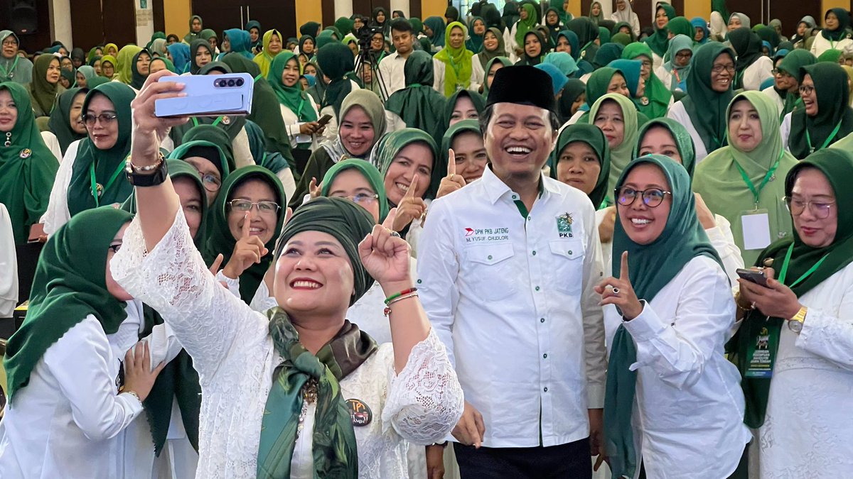 SahabatNadlifah's tweet photo. Konsolidasi Jaringan Perempuan Nahdliyin di Semarang,
Jum'at, 17 November 2023.
Insya Allah, #AniesMuhaimin2024 menang.....
#PKBMenang #SedulureMbaNad https://t.co/ZD8oVVzXLb