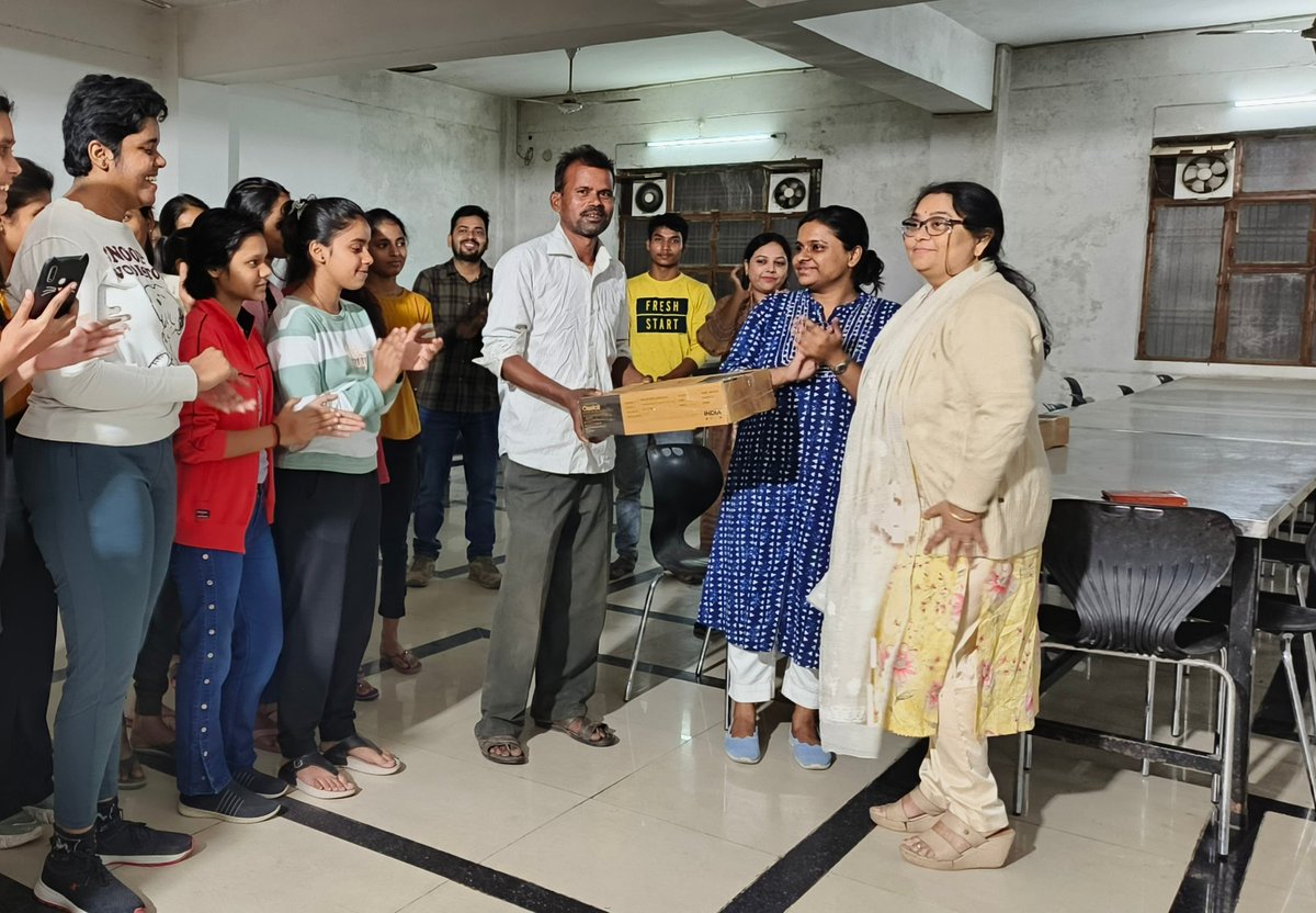 LuLavanya's tweet photo. #LavanyaDiwali2023.. Sharing joys and happiness of life with everyone. #HardworkingLavanyaStaff. @lkouniv @itslkouniv https://t.co/mCxodKhv2Y