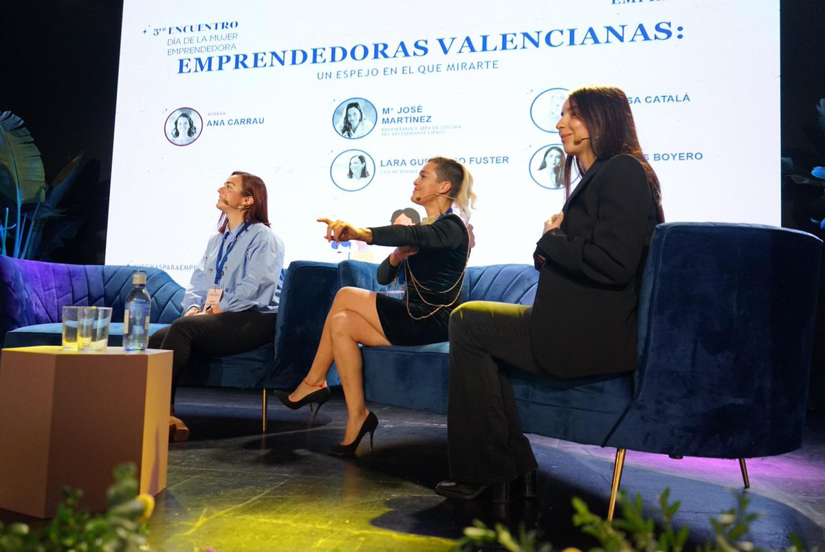vlciconnect's tweet photo. @valenciactiva_ @AjuntamentVLC @IsabelRubiol @Calabria_Lucia @VLCTechCity @eiblasco @CEV_CV @lamardeana @torremocha10 @palaualameda @mariahorness @VALENCIActiva @paquifrias @ceeivalencia @CArgente @evap_bpw @AJEValencia @emprenemjunts Escuchamos a 4⃣ emprendedoras valencianas que ya son un referente para muchas otras mujeres #HechasParaEmprender 😉

Ellas son @maryjsunshine, propietaria de #Lienzo; la fotógrafa Vanessa Català; Lara Guerrero, CEO de #PepinaPastel, y Mercedes Boyero, CEO de @theonklub. https://t.co/zvN6gJxtWY