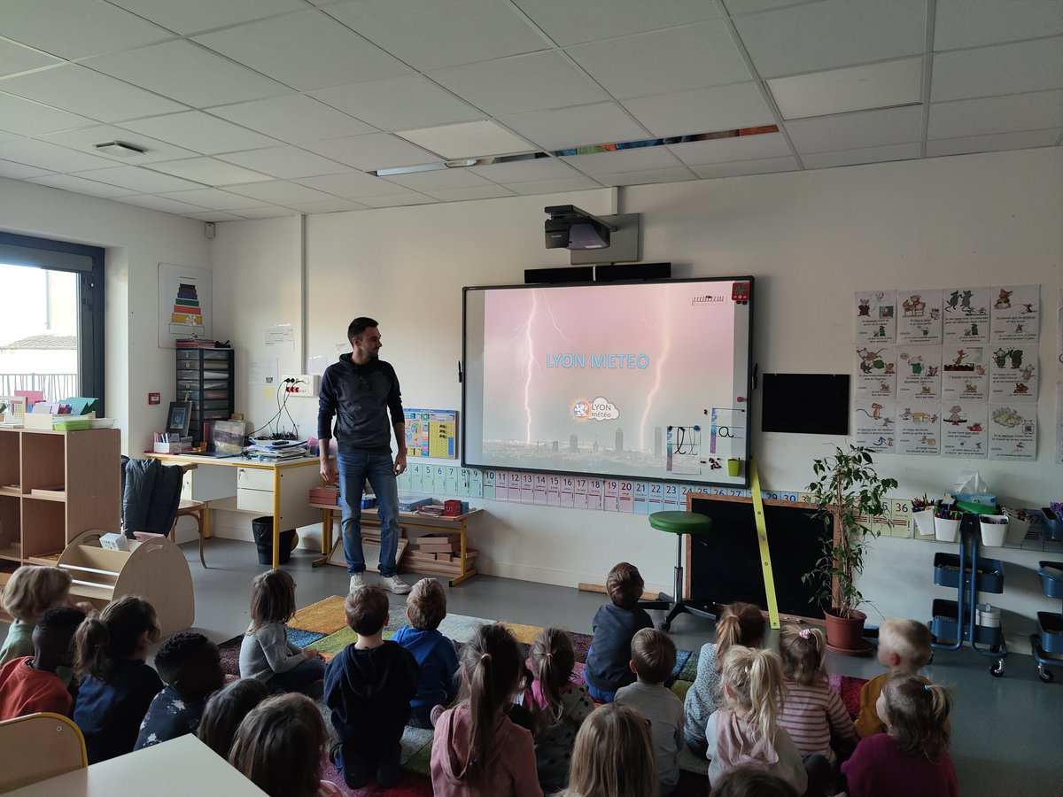 Intervention ce matin dans une école à Saint-Didier-sous-Riverie pour présenter la météo aux enfants de 4 à 9 ans ! Un moment de partage avec de nombreuses questions !