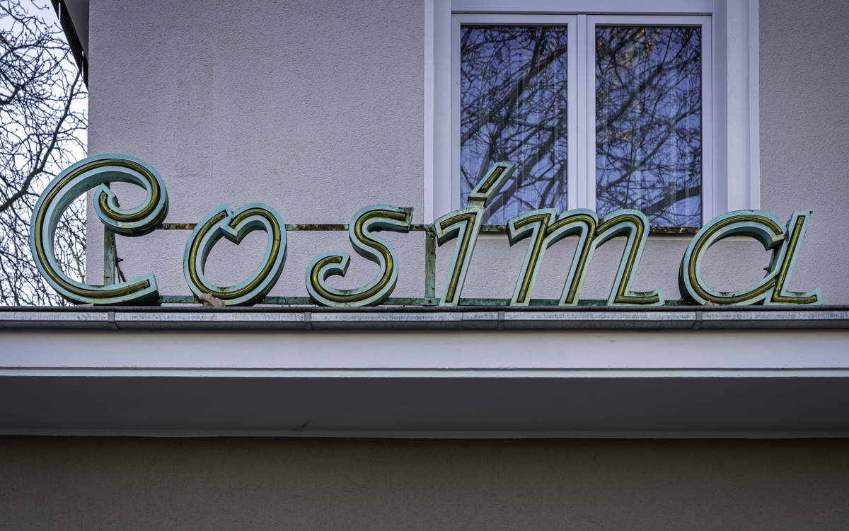 Berlin_Type's tweet photo. Neighbourhood cinema neon.
#TypeInBerlin https://t.co/CZCbUMIvPD