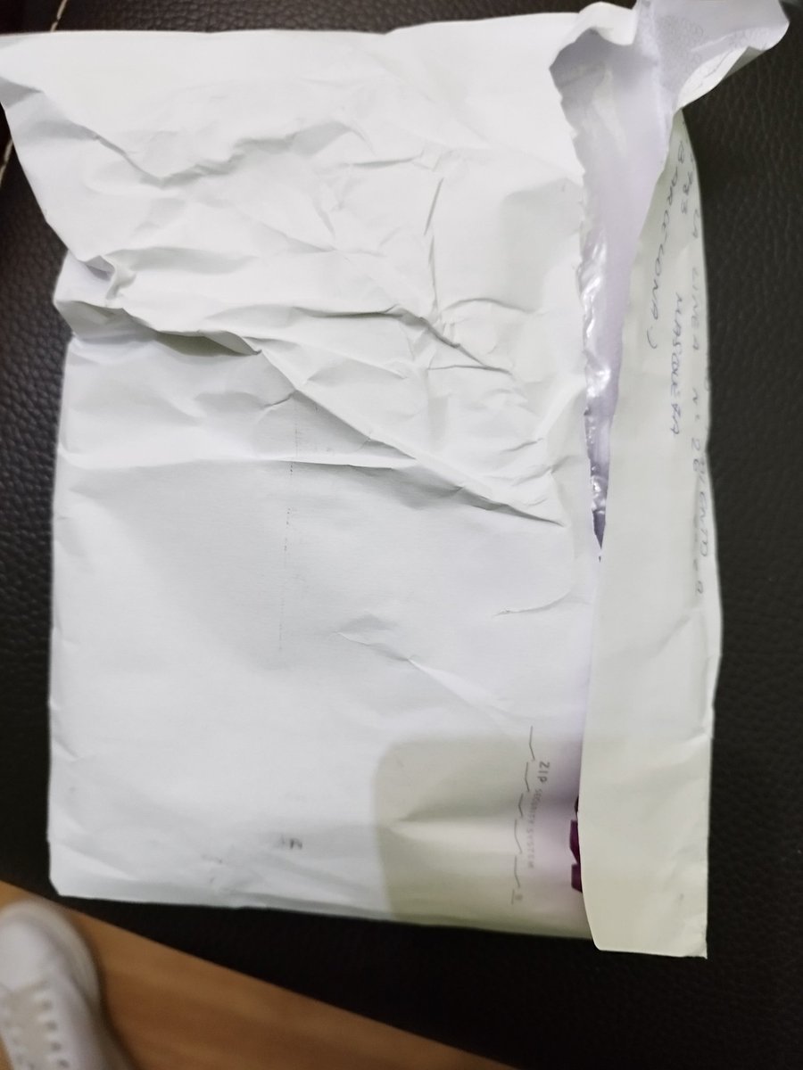 ppereznutricion's tweet photo. @CorreosAtiende es normal abrir el buzón y encontrarme con un sobre así? 😳 Metida a presión, toda arrugada y además abierta... No es la primera vez que pasa en mi zona, pero esto ya es inaceptable. Y lo peor es que siempre es la misma cartera 😒 https://t.co/EHt1mlJEjr