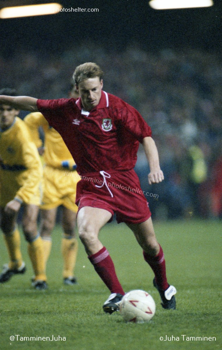 TamminenJuha's tweet photo. On this day 30 years ago, 17th November 1993, Wales only needed to beat Romania in Cardiff to qualify for the 1994 World Cup. Poor Paul Bodin, it's tough to miss a penalty in match with such high stakes... #PaulBodin #RyanGiggs #WALvROM #Cymru #Wales #HaiRomania https://t.co/tweUes0Yne