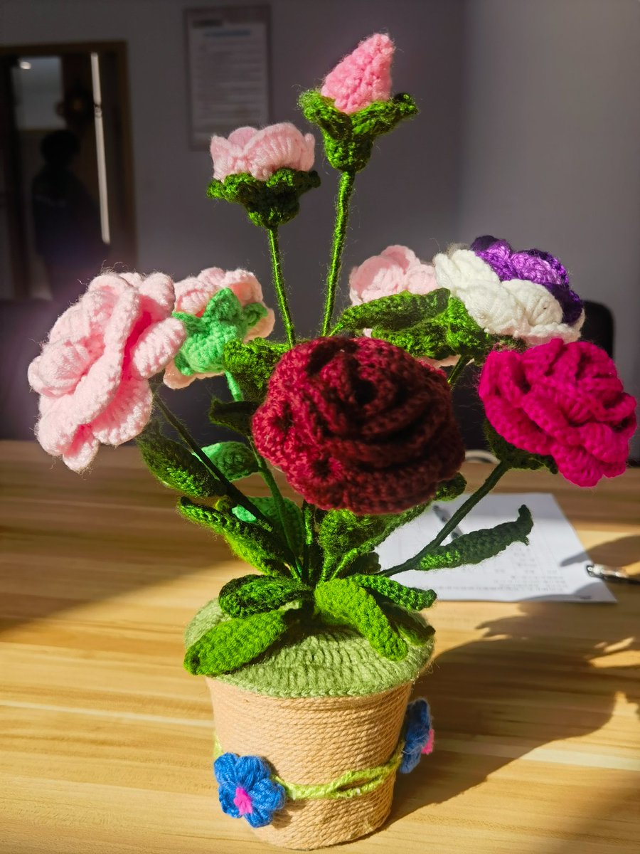 یک گلدون ماندگار،
تقدیم به شما،
زندگی تون پراز امید،🌹🍁