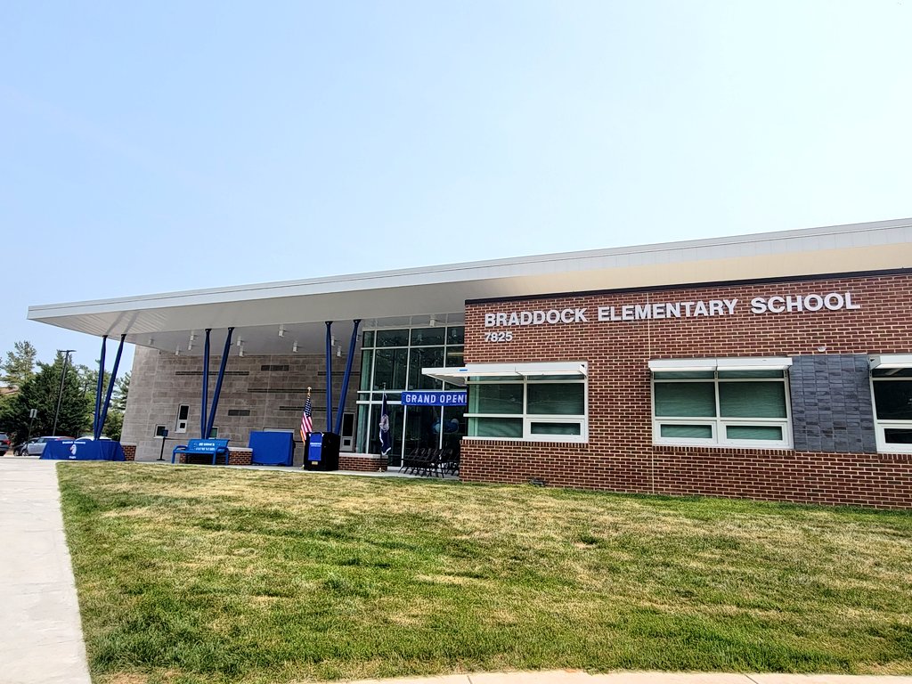 BraddockElem's tweet image. EXCITED! 😆💙🦅🌳 Welcomed Sam Nelson @CaseyTrees to Braddock Elementary! We are READY to plant trees on this BEAUTIFUL NEWLY Renovated site! 🙆‍♀️🌳🙆🏽‍♂️🌳 Working on our @fcpsGet2Green plan for Spring 2024! @TreesforCities @fcpsnews @FCPSRegion6 @BE_eXSTREAM @HandsOnHarvests 🌳💚😄