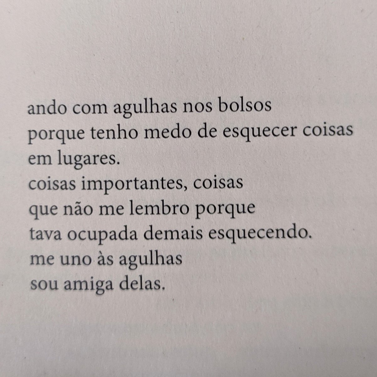 De Natasha Felix (<a href="/natashafelixxx/">nɑtɑshɑ felix</a>) em "Use o alicate agora". Poema "As agulhas", página 15, @macondoedicoes.

#poesia #poesiabrasileira #natashafelix