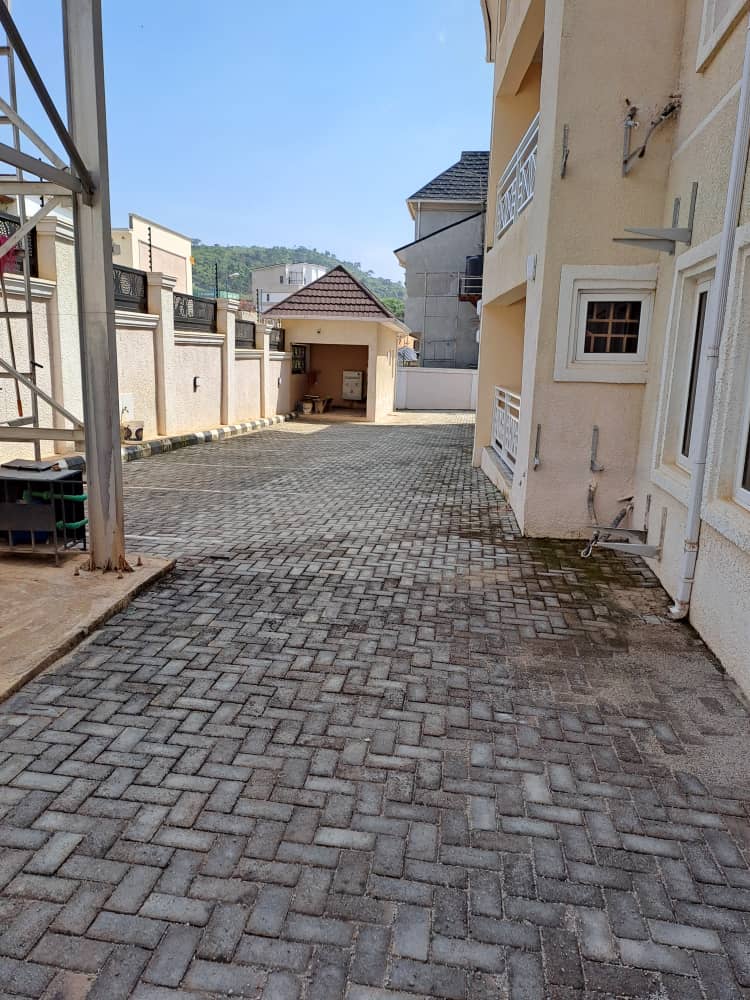 Biklins's tweet photo. @Ekitipikin Biklins Empire
Present 
3bedroom flat all in suite
Security cameras
Water heaters
Fire alarm systems
24/7 water supply
Constant electricity
Wire fence
ETC . Contact 08130735022
@Guzape ABUJA FCT
@Ekitipikin 
@Affia_Daniel https://t.co/27mSrh4K0R