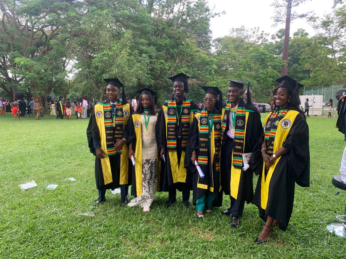 LUMIN_ATARA's tweet photo. Happy to announce that I have completed my 4 years program here in KNUST❤🤗

Your graduate is here. Congratulate me na the journey was not easy at all😭😭😂🥰. Ibi God wey do am🥰😭

#graduate #Engineering #firstclassstudent #KNUSTGraduation https://t.co/p1s4HWUgf8
