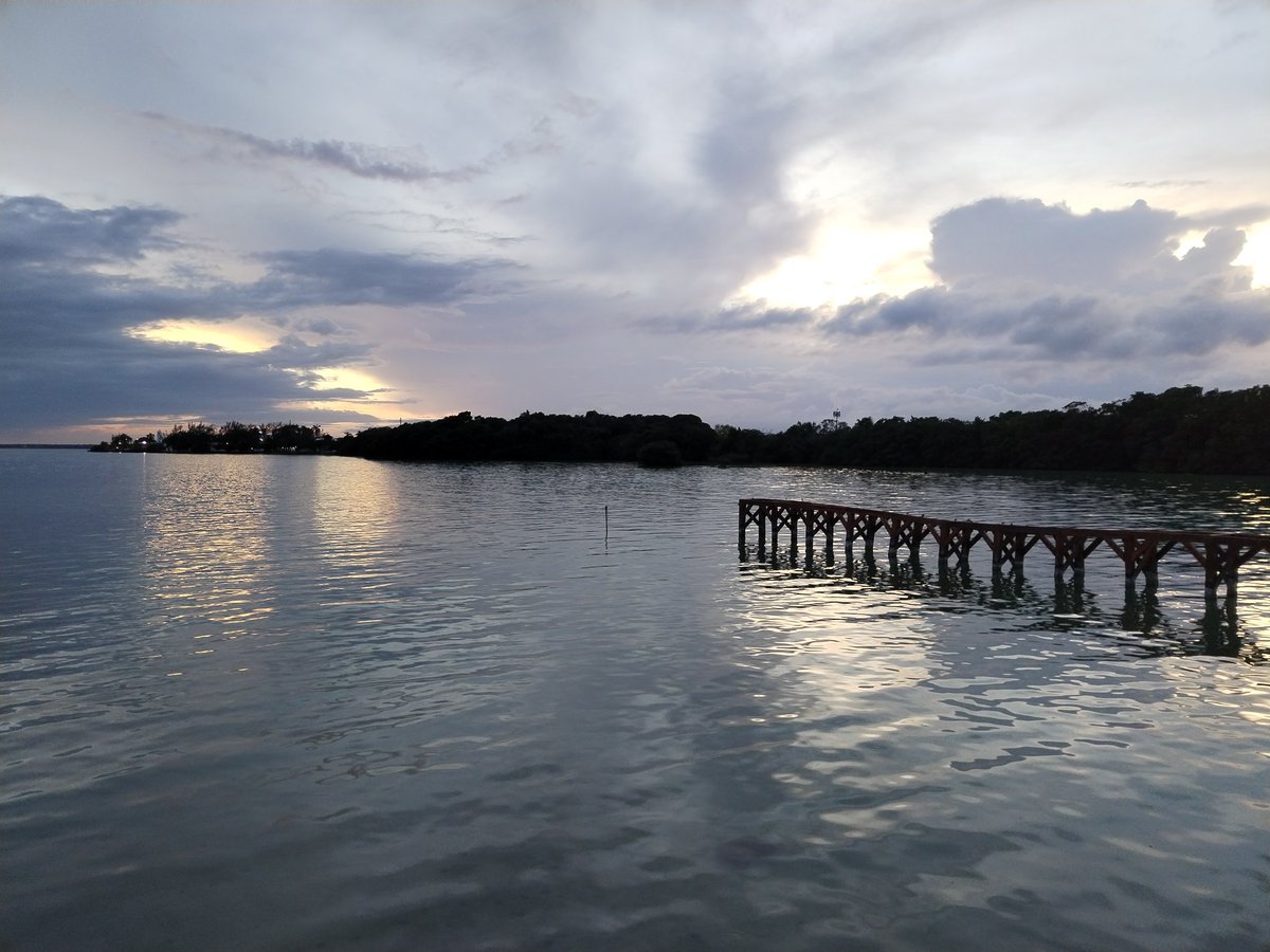 #BuenosDíasATodos De la zona norte, hasta 
el #PrimerBarrioMágico de #QuintanaRoo #México
#CaribeMexicano Recibe los primeros rayos del sol en la bella
#Chetumal y su tranquila #Bahía
<a href="/chetubien/">Comunidad Chetubien</a>
<a href="/fermin_carrillo/">Fermín Carrillo</a>
<a href="/LigiaSierraA/">Ligia Sierra Aguilar</a>
<a href="/LiliaAlejandr13/">Lilia López 💓</a>
<a href="/LoriaNaidelyn/">Naidelyn Loria</a>
<a href="/nellymercedes5/">Nelly Aguiar</a>