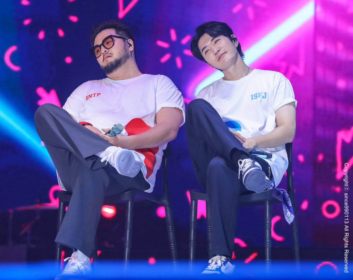 since990113's tweet photo. 2023 god‘s MASTERPIECE 서토콘

둘이 너무 귀여워🐻🦊
#지오디 #안데니 #김태우 #덴우 https://t.co/kP3VnMRQUo