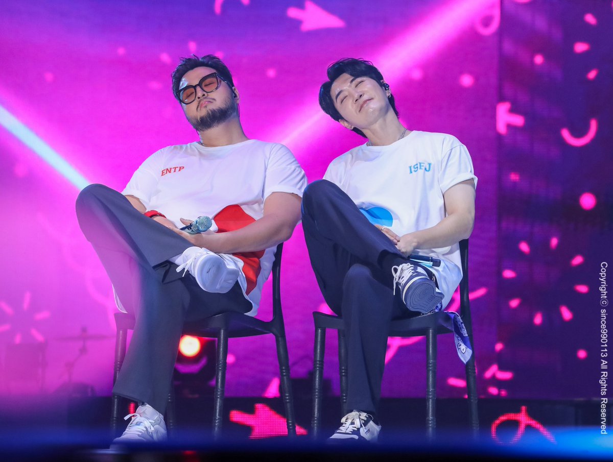since990113's tweet photo. 2023 god‘s MASTERPIECE 서토콘

둘이 너무 귀여워🐻🦊
#지오디 #안데니 #김태우 #덴우 https://t.co/kP3VnMRQUo