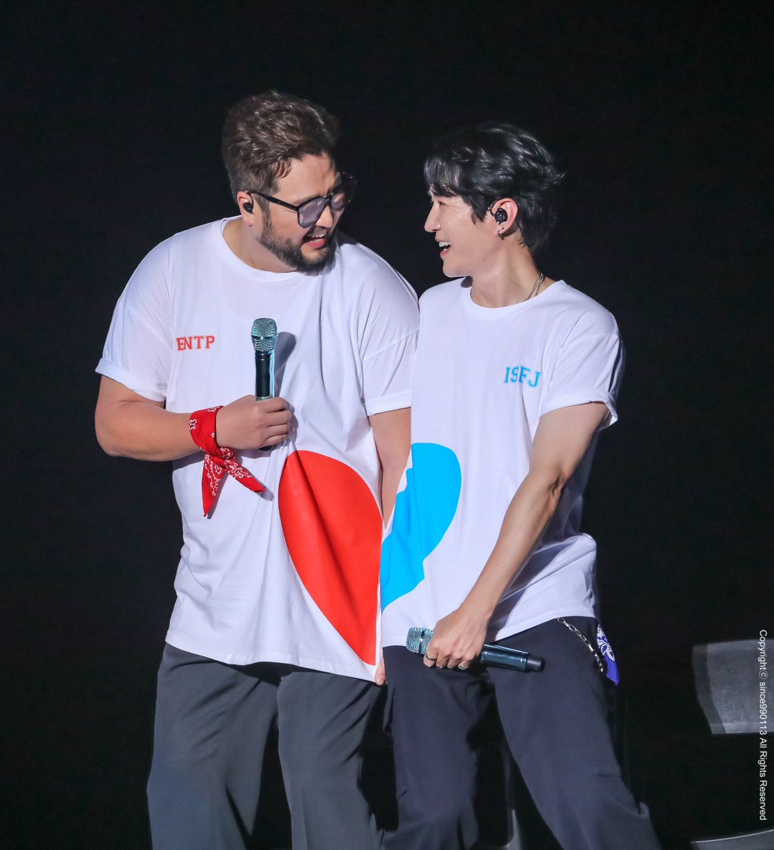 since990113's tweet photo. 2023 god‘s MASTERPIECE 서토콘

하트 맞추는거 너무 귀엽❤️🩵
#지오디 #안데니 #김태우 #덴우 https://t.co/rkTU8EgeuX