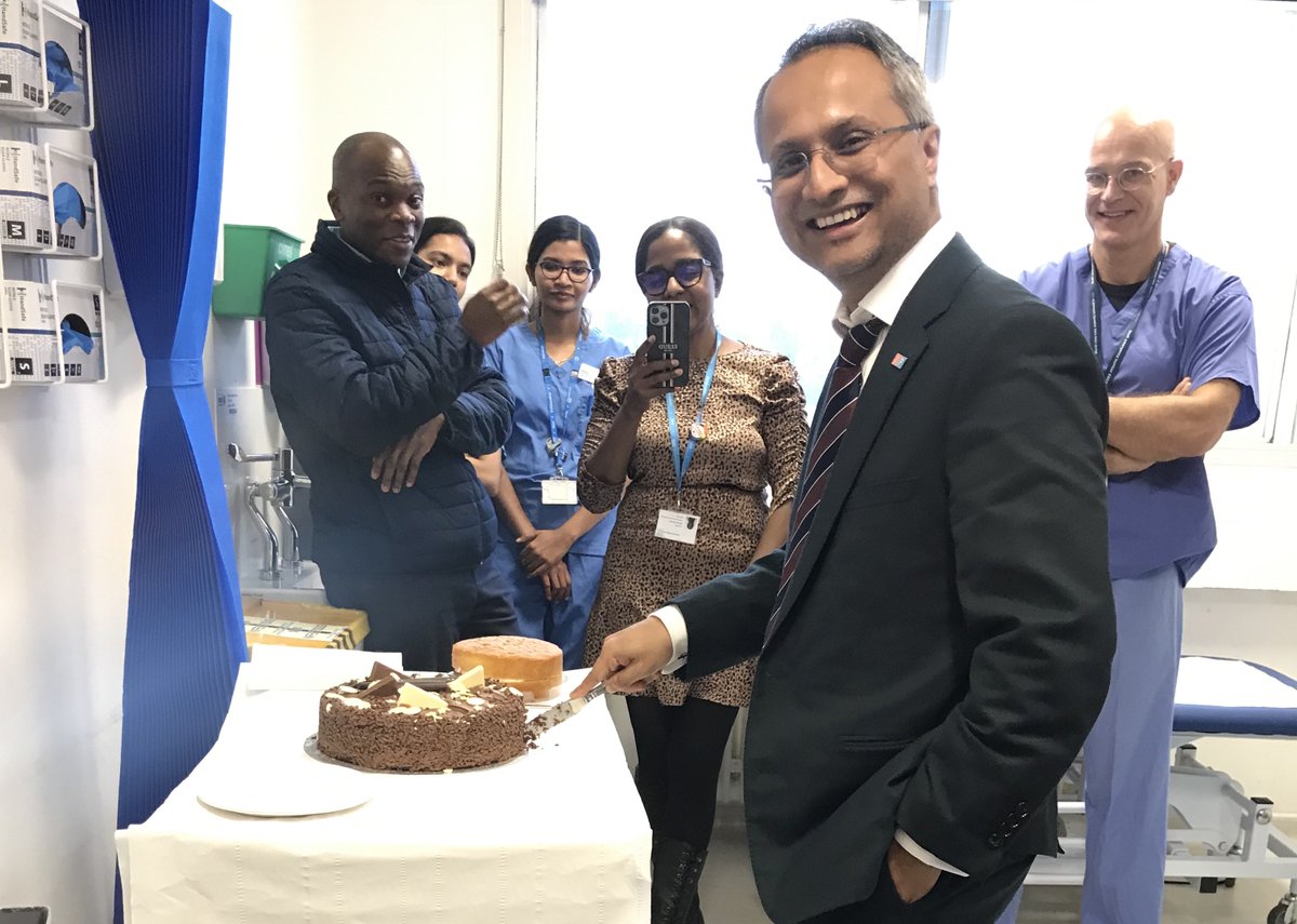 It was fantastic to celebrate @LondonProstate1’s Golden Telescope Award 🏆🔭 together in clinic this week! @imperialurology @SageOfLondon1 @LeenaAnthony10 @RLM_RN @BAUSurology