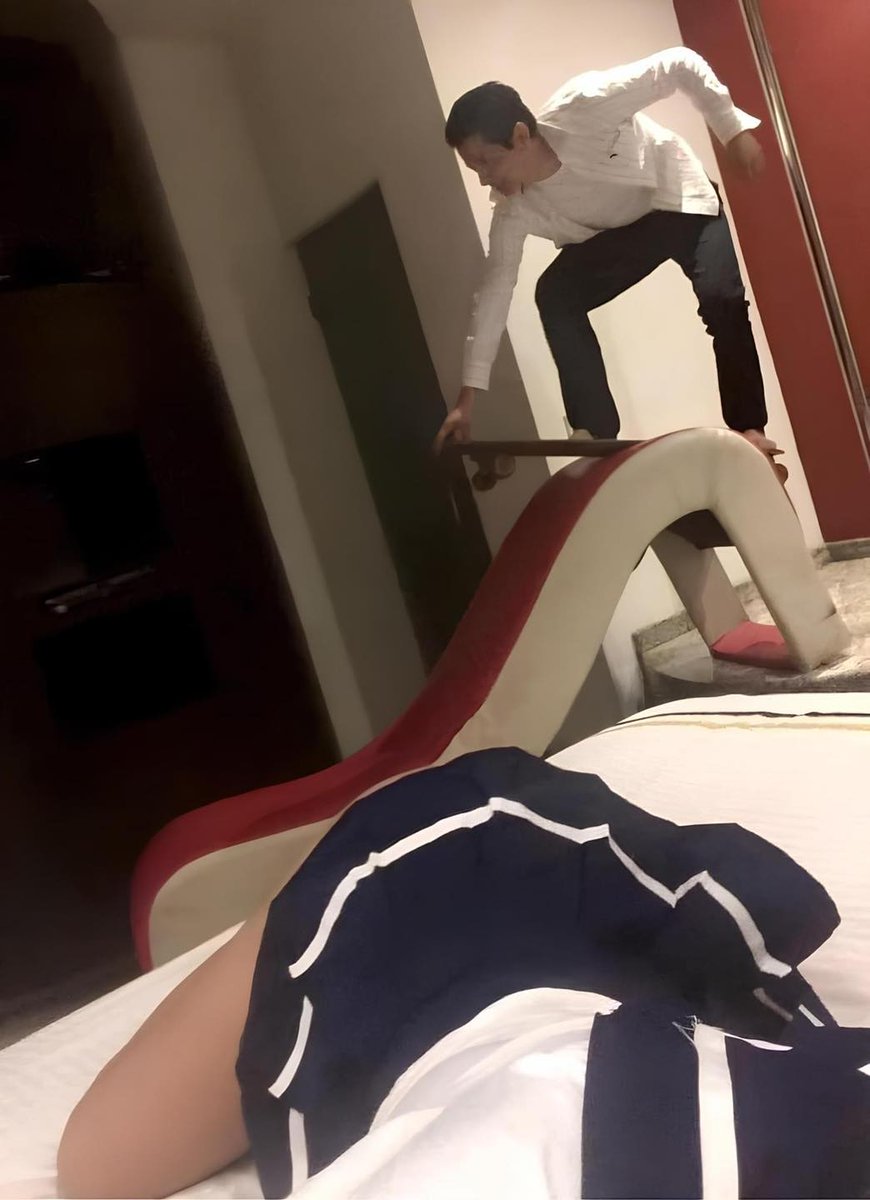 flowinapara's tweet photo. Guest rented room for 1 hour but still has 59 minutes left 😅 https://t.co/cUJAvOfjF8