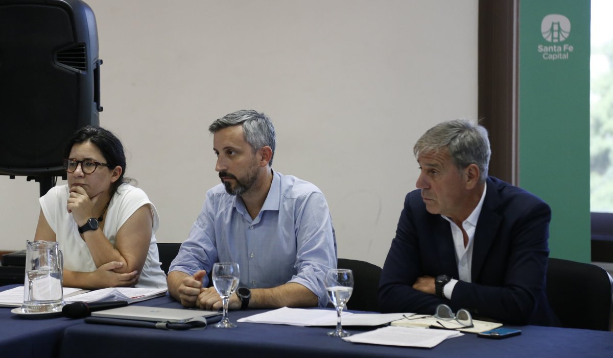 fcrisalle's tweet photo. Creemos en el diálogo como herramienta central de la política y en el bien común como el único fin.

Por eso, ayer organizamos una reunión de trabajo con las gestiones entrantes y salientes a nivel provincial y local para analizar la situación hídrica de #SantaFeCapital. https://t.co/NqeWXbKGIa
