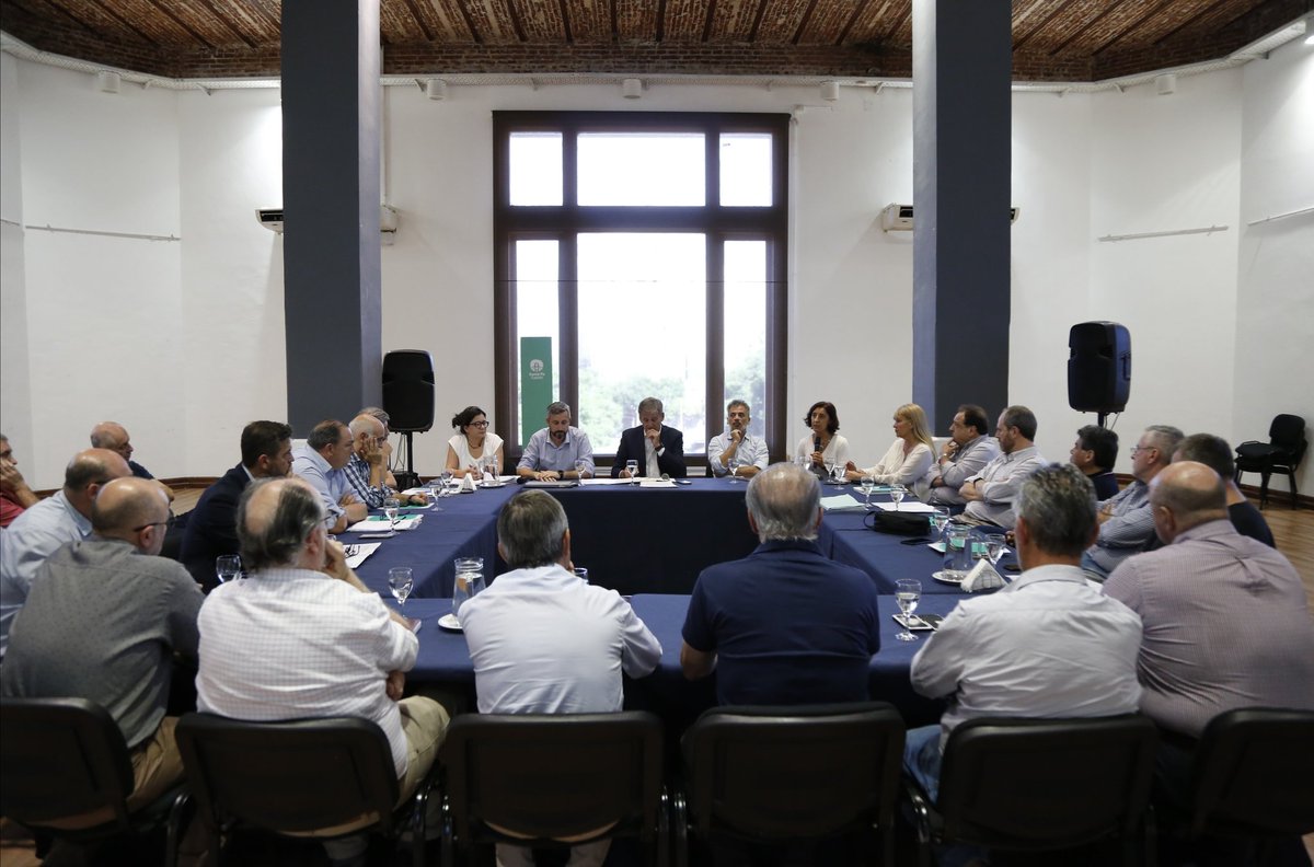 fcrisalle's tweet photo. Creemos en el diálogo como herramienta central de la política y en el bien común como el único fin.

Por eso, ayer organizamos una reunión de trabajo con las gestiones entrantes y salientes a nivel provincial y local para analizar la situación hídrica de #SantaFeCapital. https://t.co/NqeWXbKGIa