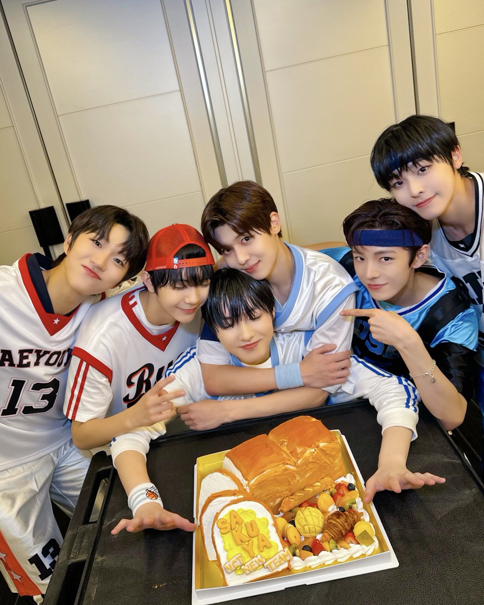 nctwishofficial's tweet photo. 今日もたくさんの方々が来てくれて、
配信をご覧になってくれてありがとございました✨
生中継でとっても緊張したけど
みんな温かく、誕生日までお祝いしてくれてほんとに楽しむことができました💕
最高のバースデイイブでしたよ🎊🥐
　　　　　　　　　　　　　　　🎂
またね

오늘도 많은 분들이 와주시고, 생중계를 봐주셔서 감사했습니다✨
생중계라서 매우 긴장했지만
모두들 따뜻하게 생일까지 축하해주셔서 정말 즐겁게 했습니다💕
최고의 벌스데이였어요🎊🥐
　　　　　　　　　    🎂
또 봐요

#사쿠야 #SAKUYA #サクヤ 
#NCTNEWTEAM
#NCTNEWTEAMinOSAKA
#NCTUniverse_LASTART
#NCTUniverse_LASTART_PREDEBUT_TOUR