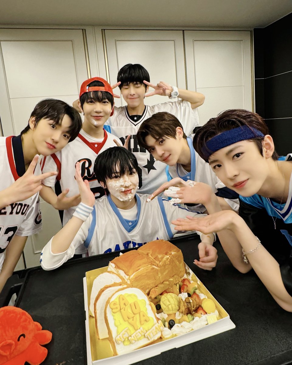nctwishofficial's tweet photo. 今日もたくさんの方々が来てくれて、
配信をご覧になってくれてありがとございました✨
生中継でとっても緊張したけど
みんな温かく、誕生日までお祝いしてくれてほんとに楽しむことができました💕
最高のバースデイイブでしたよ🎊🥐
　　　　　　　　　　　　　　　🎂
またね

오늘도 많은 분들이 와주시고, 생중계를 봐주셔서 감사했습니다✨
생중계라서 매우 긴장했지만
모두들 따뜻하게 생일까지 축하해주셔서 정말 즐겁게 했습니다💕
최고의 벌스데이였어요🎊🥐
　　　　　　　　　    🎂
또 봐요

#사쿠야 #SAKUYA #サクヤ 
#NCTNEWTEAM
#NCTNEWTEAMinOSAKA
#NCTUniverse_LASTART
#NCTUniverse_LASTART_PREDEBUT_TOUR