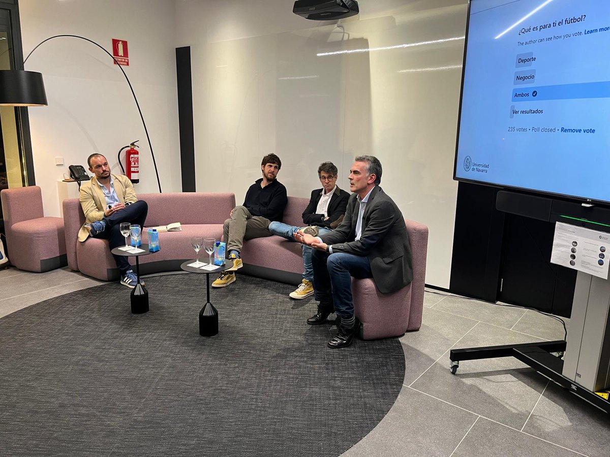 YouWin_Media's tweet photo. 🔝 @Alf0nky, Trends Director de @YouWin_Media, compartió mesa en una clase de la @EconomUnav con grandes profesionales:

 🗣️ @miguelangelh (CEO de FinalScore)

🗣️ @ringoharrison (Director de Innovación de @zertior_)

🗣️ Paco Roche (Responsable de Comunicación de @socios https://t.co/iXSL79OzuU