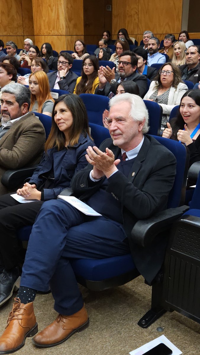 Ceremonia de Titulación de la Escuela de Diseño Gráfico de <a href="/Farcodiubb/">Facultad Arquitectura Construcción Diseño UBB</a> promoción 2018-2023. Con la presencia de nuestro decano Mg. Roberto Burdiles A. <a href="/Rob_Burdiles/">Roberto Burdiles Allende</a>, Secretaria Academica Dra. Jessica Fuentealba Quilodrán, el director de la Escuela Dr. Alejandro Arros #Hilo