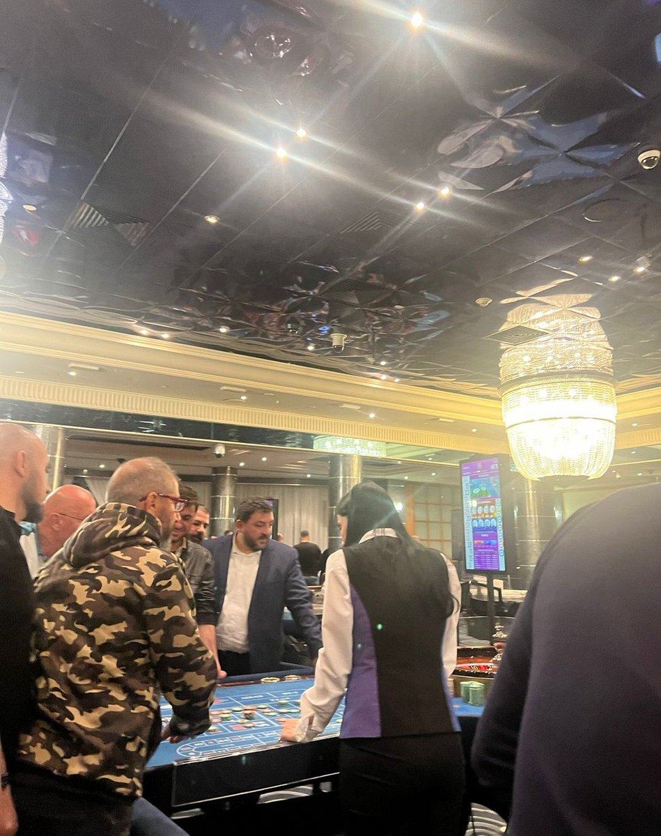 رامي نعيم بعد الافلاس السياسي لقى ما حدا لاكشو ، بلش يكب حقد طائفي وتطرف وعنصرية
رامي نعيم مفكر ماكدو هوي من المطاعم لي تعتبر high quality..
رامي نعيم غبي.
رامي نعيم عميل بيقبض من السفارة الأمريكية.
رامي نعيم ما بيعرف  يصمد مصاري، كل شي بيقبضوا بيخسروا بالكازينو.
ما تكون متل رامي